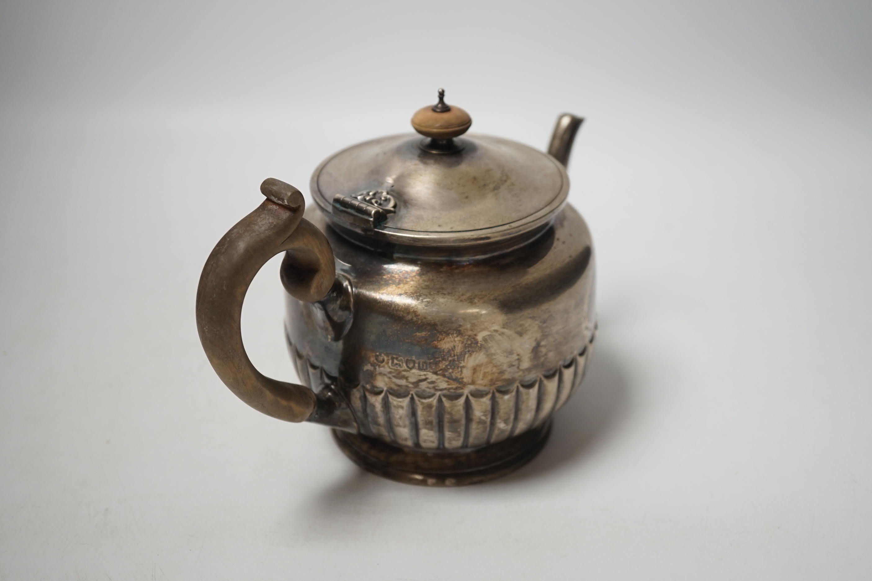 An Edwardian silver teapot by William & John Barnard, London, 1903, gross weight 21.2oz.